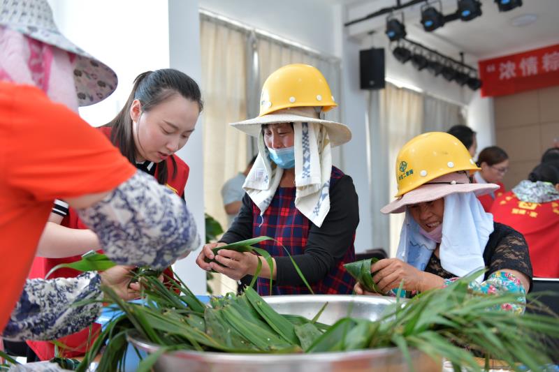 “浓情粽意，，，，，，，，共享温暖”包粽子活动.jpg